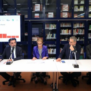 Bologna, 10/10/2023. 
Fondazione Barberini. Assegnazione del Premio Luciano Calanchi e Adriano Turrini per la cultura cooperativa per la miglior tesi di Laurea Magistrale e per la miglior tesi di Dottorato a tema cooperazione. Verrà inoltre conferita una Borsa di studio a dottorandə impegnatə in percorsi di ricerca internazionale comparata a tema economia e cultura cooperativa. 
Apertura dei lavori: 
Roberto Lippi Fondazione Barberini. 
Simone Gamberini, Presidente Legacoop e Fondazione Barberini. 
Marisa Parmigiani, Direttrice Fondazione Unipolis. 
Rita Ghedini, Presidente di Legacoop Bologna. 
Foto Paolo Righi