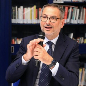 Bologna, 10/10/2023. 
Fondazione Barberini. Assegnazione del Premio Luciano Calanchi e Adriano Turrini per la cultura cooperativa per la miglior tesi di Laurea Magistrale e per la miglior tesi di Dottorato a tema cooperazione. Verrà inoltre conferita una Borsa di studio a dottorandə impegnatə in percorsi di ricerca internazionale comparata a tema economia e cultura cooperativa. 
Apertura dei lavori: 
Roberto Lippi Fondazione Barberini. 
Simone Gamberini, Presidente Legacoop e Fondazione Barberini. 
Marisa Parmigiani, Direttrice Fondazione Unipolis. 
Rita Ghedini, Presidente di Legacoop Bologna. 
Foto Paolo Righi