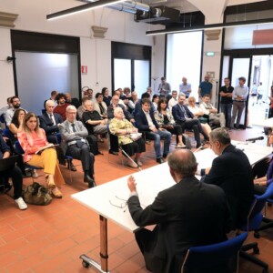 Bologna, 10/10/2023. 
Fondazione Barberini. Assegnazione del Premio Luciano Calanchi e Adriano Turrini per la cultura cooperativa per la miglior tesi di Laurea Magistrale e per la miglior tesi di Dottorato a tema cooperazione. Verrà inoltre conferita una Borsa di studio a dottorandə impegnatə in percorsi di ricerca internazionale comparata a tema economia e cultura cooperativa. 
Apertura dei lavori: 
Roberto Lippi Fondazione Barberini. 
Simone Gamberini, Presidente Legacoop e Fondazione Barberini. 
Marisa Parmigiani, Direttrice Fondazione Unipolis. 
Rita Ghedini, Presidente di Legacoop Bologna. 
Foto Paolo Righi