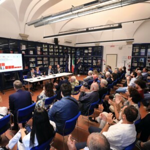 Bologna, 10/10/2023. 
Fondazione Barberini. Assegnazione del Premio Luciano Calanchi e Adriano Turrini per la cultura cooperativa per la miglior tesi di Laurea Magistrale e per la miglior tesi di Dottorato a tema cooperazione. Verrà inoltre conferita una Borsa di studio a dottorandə impegnatə in percorsi di ricerca internazionale comparata a tema economia e cultura cooperativa. 
Apertura dei lavori: 
Roberto Lippi Fondazione Barberini. 
Simone Gamberini, Presidente Legacoop e Fondazione Barberini. 
Marisa Parmigiani, Direttrice Fondazione Unipolis. 
Rita Ghedini, Presidente di Legacoop Bologna. 
Foto Paolo Righi
