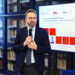 Bologna, 10/10/2023. 
Fondazione Barberini. Assegnazione del Premio Luciano Calanchi e Adriano Turrini per la cultura cooperativa per la miglior tesi di Laurea Magistrale e per la miglior tesi di Dottorato a tema cooperazione. Verrà inoltre conferita una Borsa di studio a dottorandə impegnatə in percorsi di ricerca internazionale comparata a tema economia e cultura cooperativa. 
Saluti di Matteo Lepore, Sindaco del Comune e della Città Metropolitana di Bologna
Foto Paolo Righi