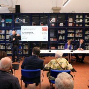 Bologna, 10/10/2023.
Fondazione Barberini. Assegnazione del Premio Luciano Calanchi e Adriano Turrini per la cultura cooperativa per la miglior tesi di Laurea Magistrale e per la miglior tesi di Dottorato a tema cooperazione. Verrà inoltre conferita una Borsa di studio a dottorandə impegnatə in percorsi di ricerca internazionale comparata a tema economia e cultura cooperativa.
Lectio: “La via cooperativa alla prova del futuro“.
Luigi Corvo, Ricercatore Università Milano Bicocca.
Foto Paolo Righi